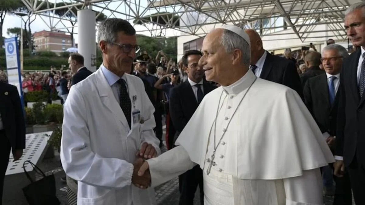 El cirujano que operó al papa León XIV aseguró que "no hay motivos clínicos" que le impidan viajar a la Argentina