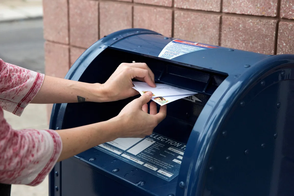 Más de 20 estados demandan a Trump para frenar las restricciones al voto por correo