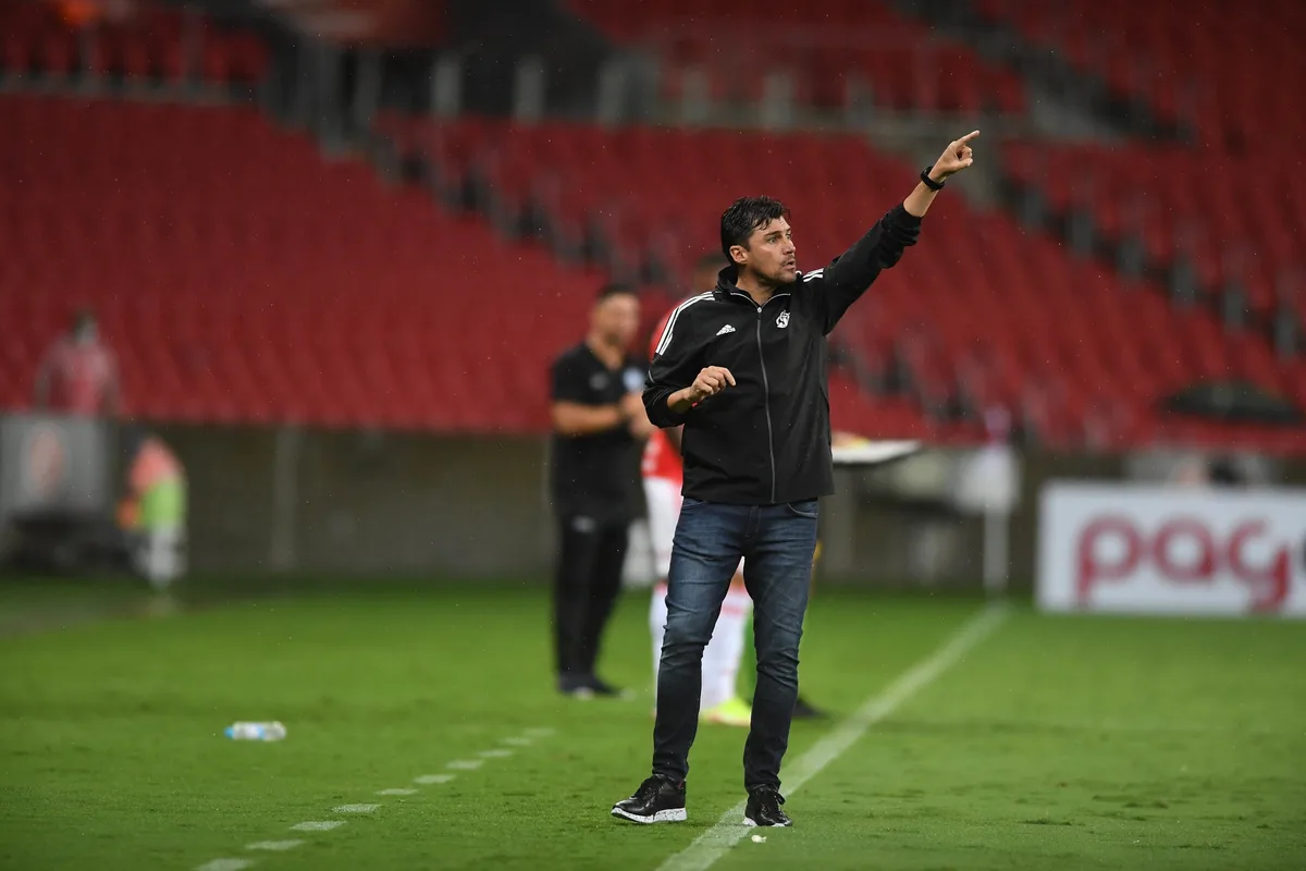 Técnico algoz do Corinthians atinge segunda semifinal de Libertadores desde fracasso no Brasil