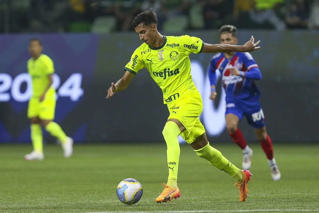 Vitor Reis recebe Troféu Mesa Redonda e é eleito melhor zagueiro da temporada