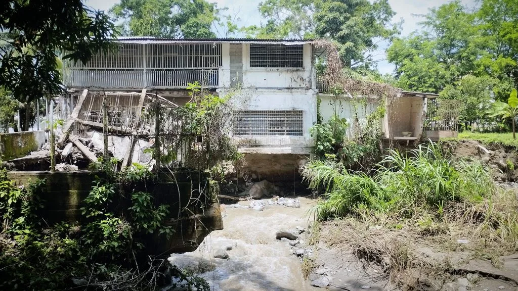Familia en Yaracuy clama por ayuda tras desviación del río Yurubí que amenaza con colapsar su vivienda