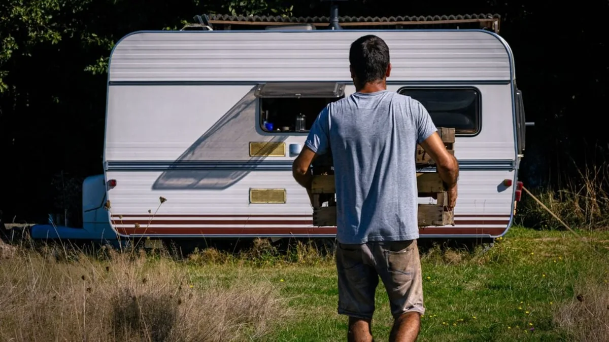 Ronan, desarrollador web de 30 años: “Vendí mi casa, compré un motorhome para recorrer Europa y sólo así ahorro 400 euros por mes”