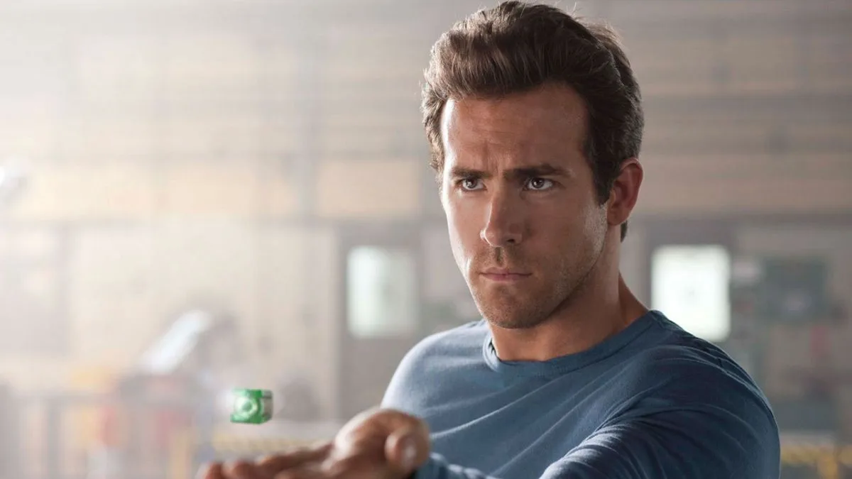 "Je le ferais carrément" : 15 ans après ce flop monumental, Ryan Reynolds prêt à revenir dans la série aux 9,3 millions de vues !