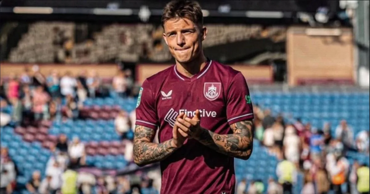 Oliver Sonne debutó como titular con el Burnley en la Championship 2026-27: así le fue al peruano-danés