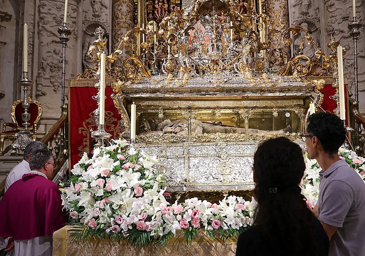 Sevilla cumple su cita con la apertura estival de la urna de San Fernando