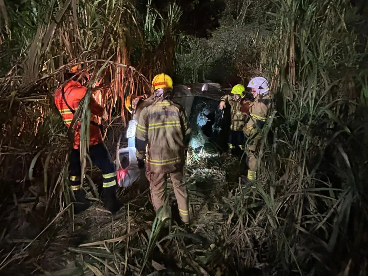 Dois ficam feridos após carro capotar e cair em ribanceira na BR-364; condutor é preso por suspeita de embriaguez