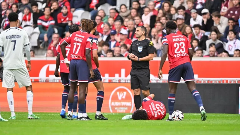 Lille: "Pas nécessairement une faute grossière", la direction de l'arbitrage répond au Losc après la grave blessure de Santos