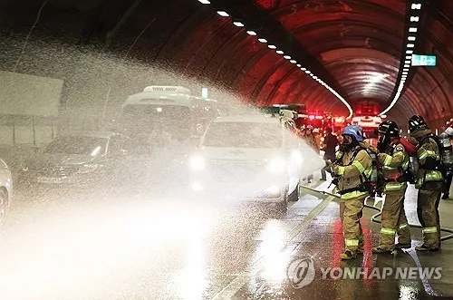 경북 경산 청도2터널 내 화물차 불…당국 진화 중