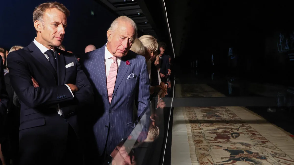 Emmanuel Macron espère avec Londres un « lien aussi étroit que les fils » de la tapisserie de Bayeux