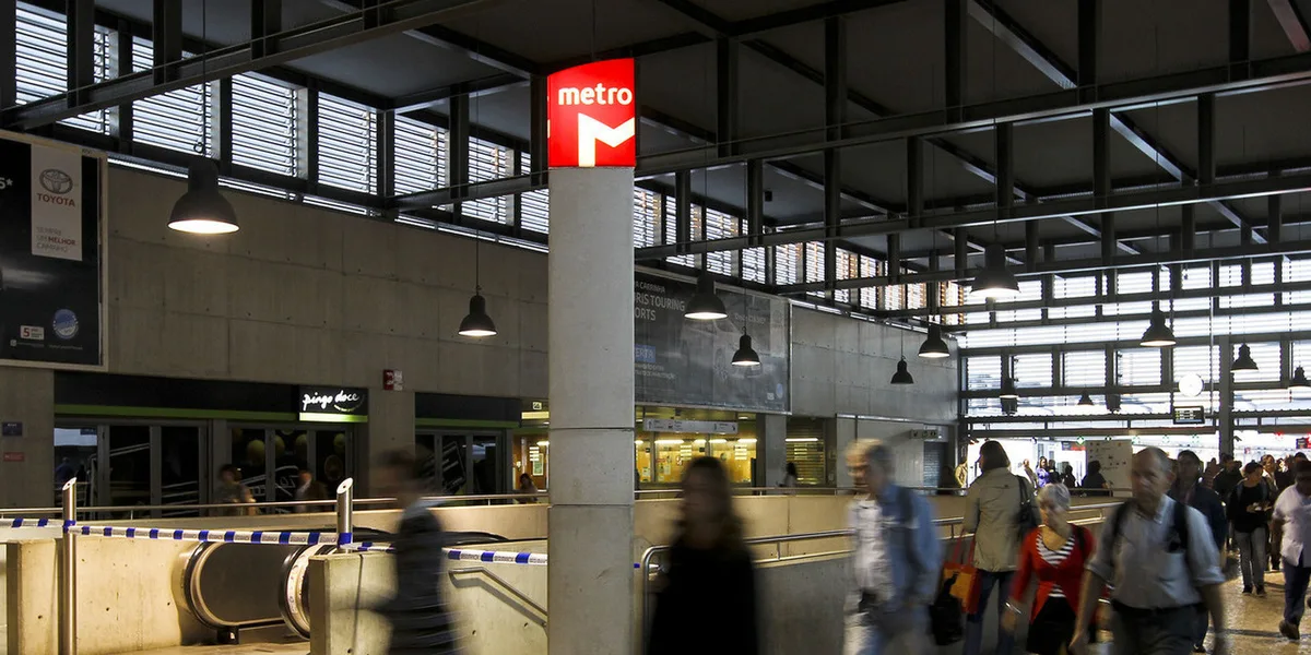 Metro volta a funcionar em pleno. Estação do Cais do Sodré reabriu hoje