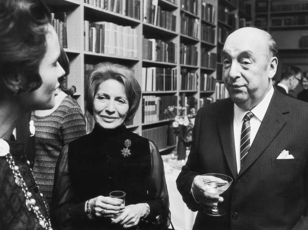 Neruda y Asturias, manteles largos