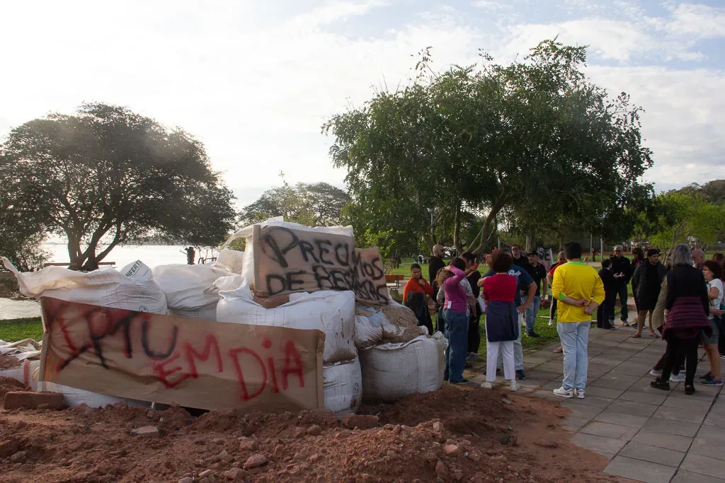 Moradores do Guarujá protestam contra ‘minidique gambiarra’ na zona sul de Porto Alegre