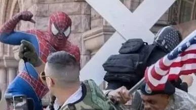Homem-Aranha bate em apoiador de Trump que exibia mensagem racista