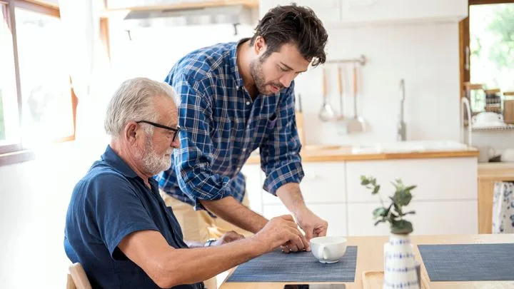 Alzheimer : comment faire face ? 3/4 : Accompagner un proche