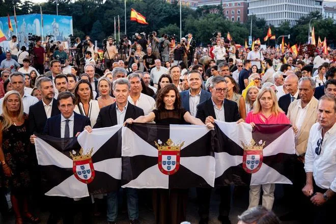 Feijóo y Abascal coinciden en una multitud por Ceuta con gritos de "Sánchez a prisión" e "invasores expulsión"