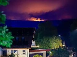 Situation "etwas" entschärft: Waldbrand bei Monschau rückt nicht weiter vor