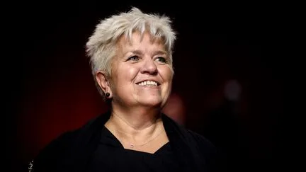 La comédienne Mimie Mathy, âgée de 69 ans, annonce qu'elle ne marchera plus, "sauf miracle", en raison d'un syndrome paralysant le bas de son corps