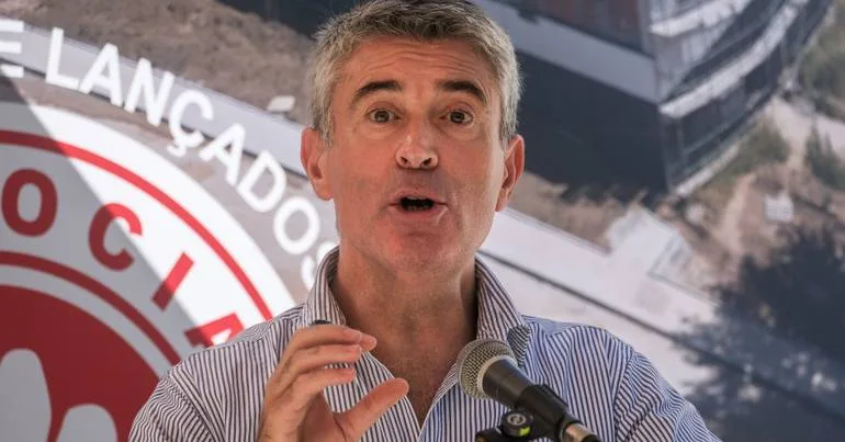 Carneiro acusa Governo de funcionar "ao retardador"