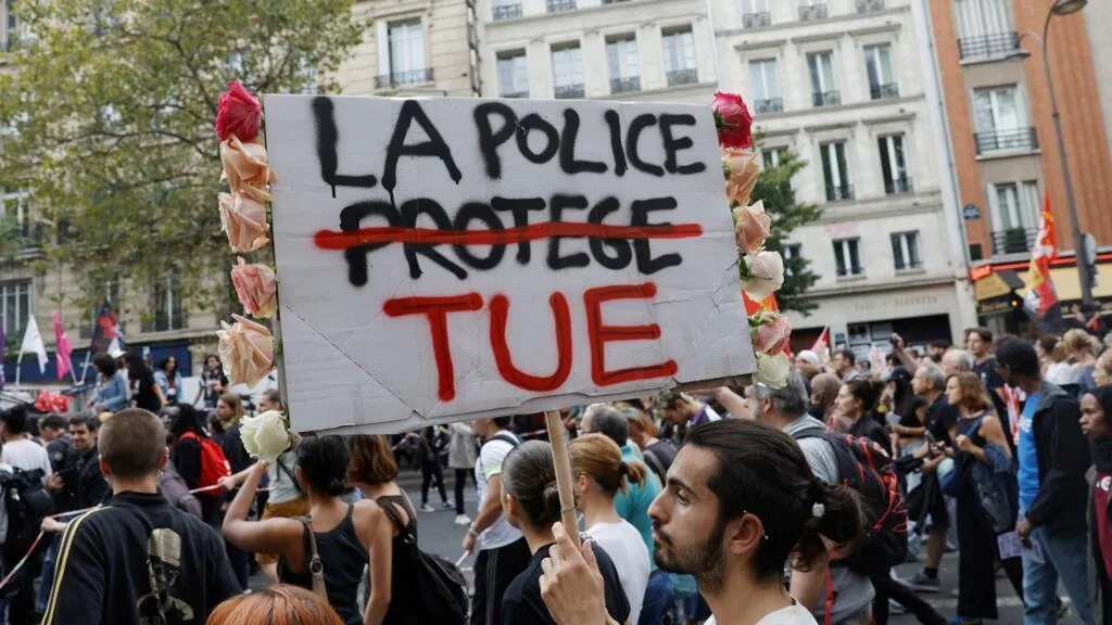 Paris: plusieurs milliers de manifestants contre la proposition de loi sur l’usage des armes par les forces de l’ordre