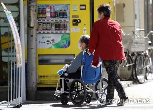 뇌경색 88세 남편, 87세 치매부인 간병…'超老老케어' 日의 고민