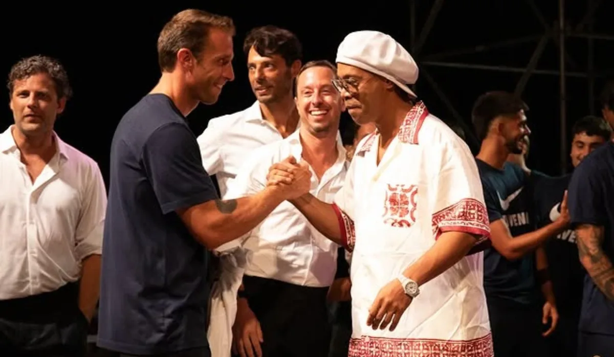 Ronaldinho é apresentado por clube da terceira divisão italiana e volta a jogar aos 46 anos