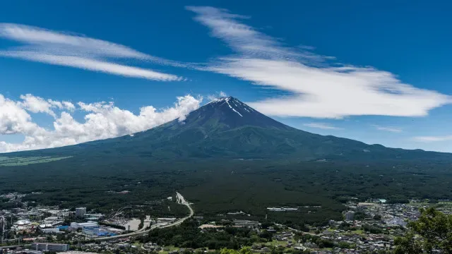 Pai deixa filho de 7 anos sozinho no Monte Fuji para continuar caminhada