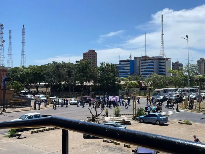 Trabajadores trancan la Carrera Tocoma en Alta Vista