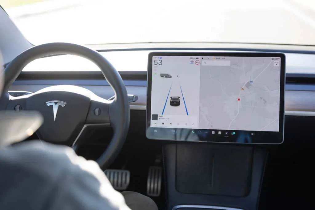 Tesla muda nome do sistema de direção assistida na Europa