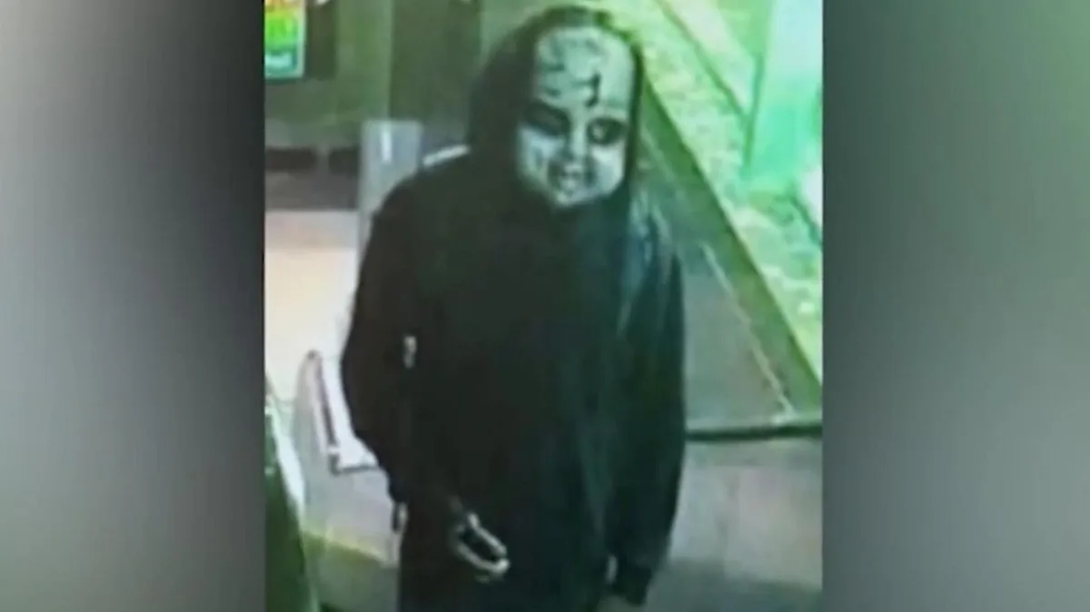 Tatverdächtiger polizeibekannt: Mann in Horror-Maske verfolgt Joggerin: „Bist du bereit zu sterben?“