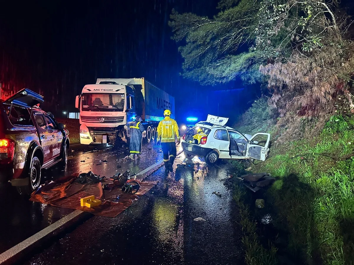 Três pessoas morrem em batida entre carro e caminhão em SC