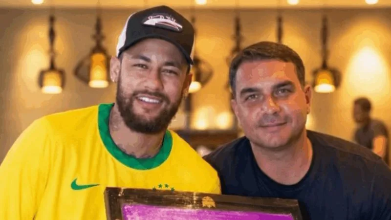 Mensagens revelam que Flávio Bolsonaro e pai de Neymar cobraram de Vorcaro recursos do Master