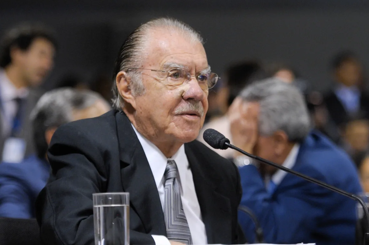 José Sarney é internado para tratar pneumonia