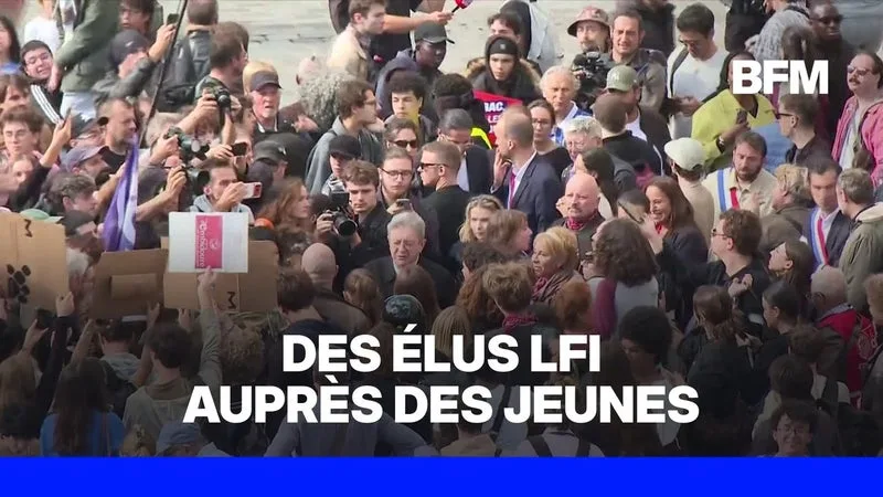 Jean-Luc Mélenchon, candidat de La France insoumise à l'élection présidentielle se trouve dans l'un des deux cortèges parisiens