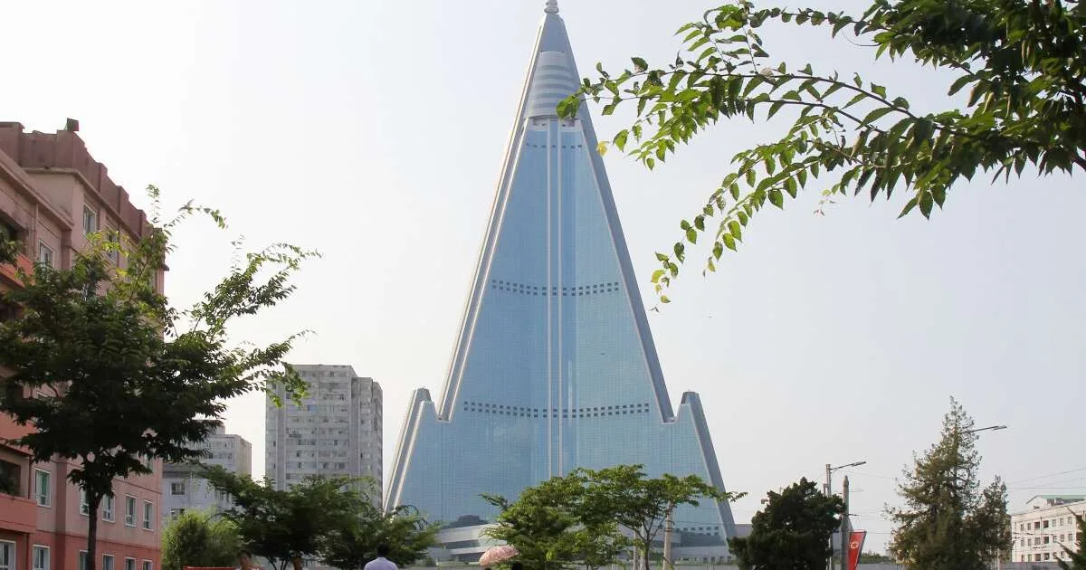 Com 105 andares e 330 metros de altura, esse hotel é o maior arranha-céu da Coreia do Norte, mas nunca recebeu um único hóspede oficial