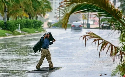 Lluvias dejan una mujer muerta en Acapulco, Guerrero; desbordan ríos y arrastran tres vehículos