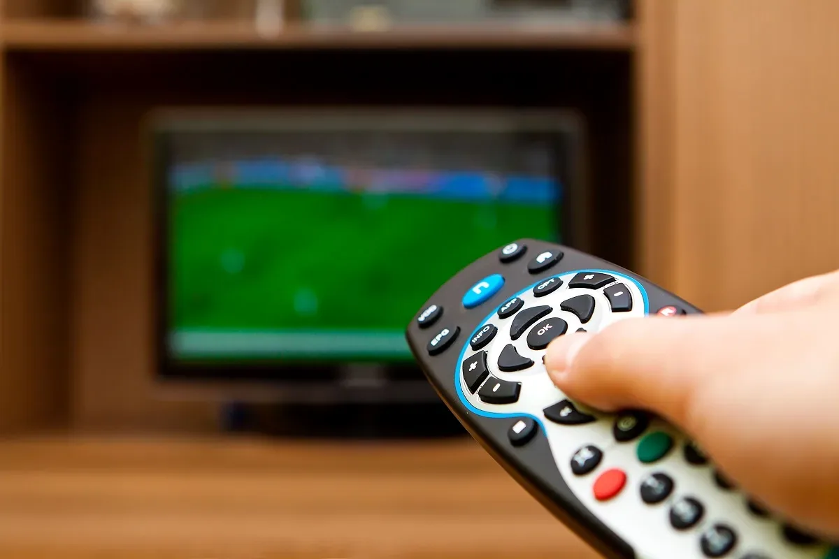 Futebol na TV hoje: confira a agenda de transmissões da terça-feira (25) com clássico mineiro