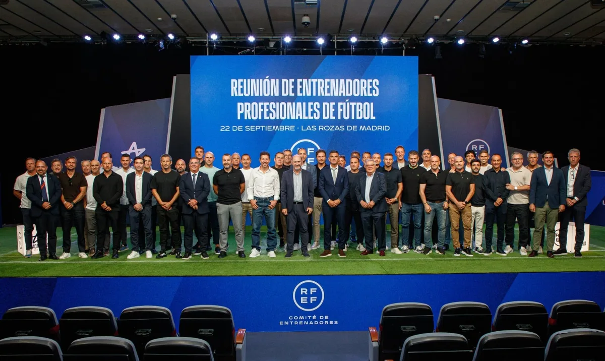 Entrenadores y árbitros, cara a cara con el derbi de fondo: “Esperad a Tiempo de Revisión”