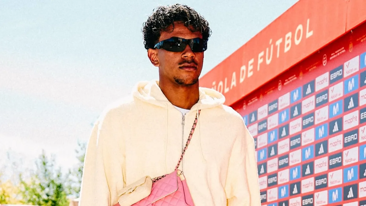 Lamine Yamal se mostró con dos carteras Chanel combinadas y su look se volvió viral