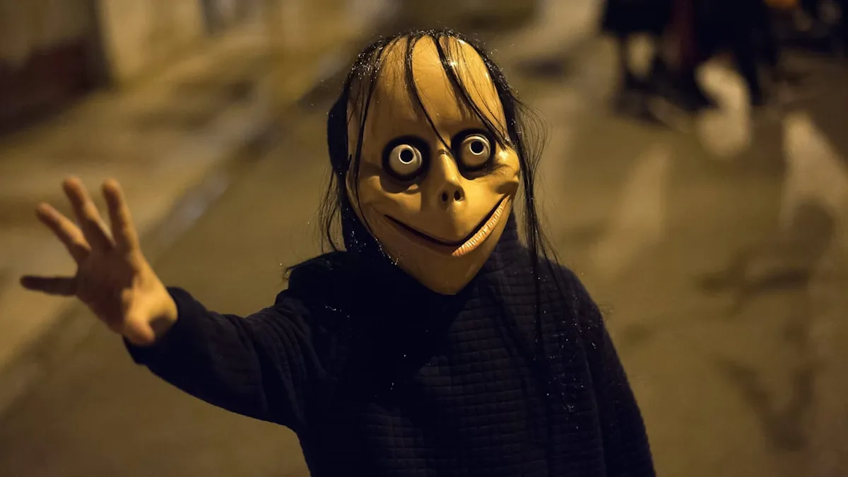 Er wollte nur mal „jemanden erschrecken“ - Mädchen (12) bedroht! Polizei schnappt Horrormasken-Mann