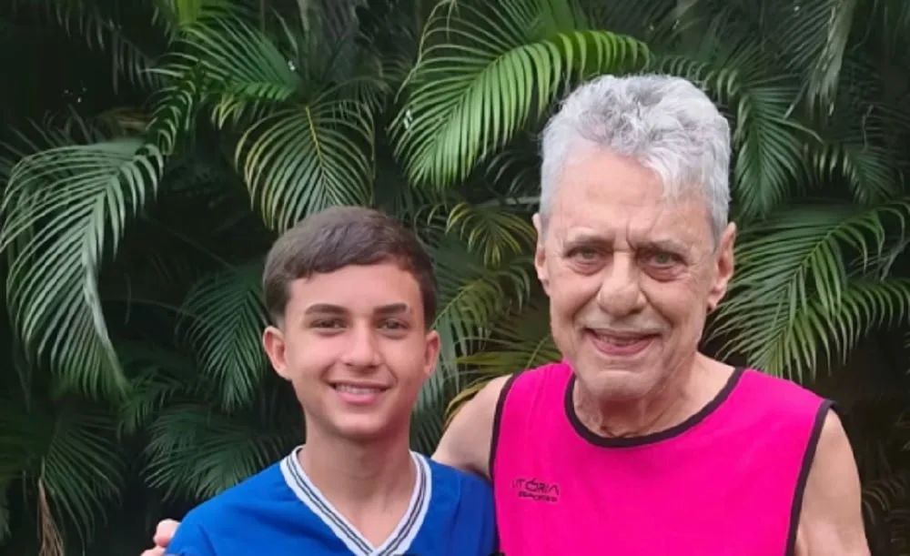 “Seu Chico”: mãe viraliza ao contar que filho joga bola com Chico Buarque