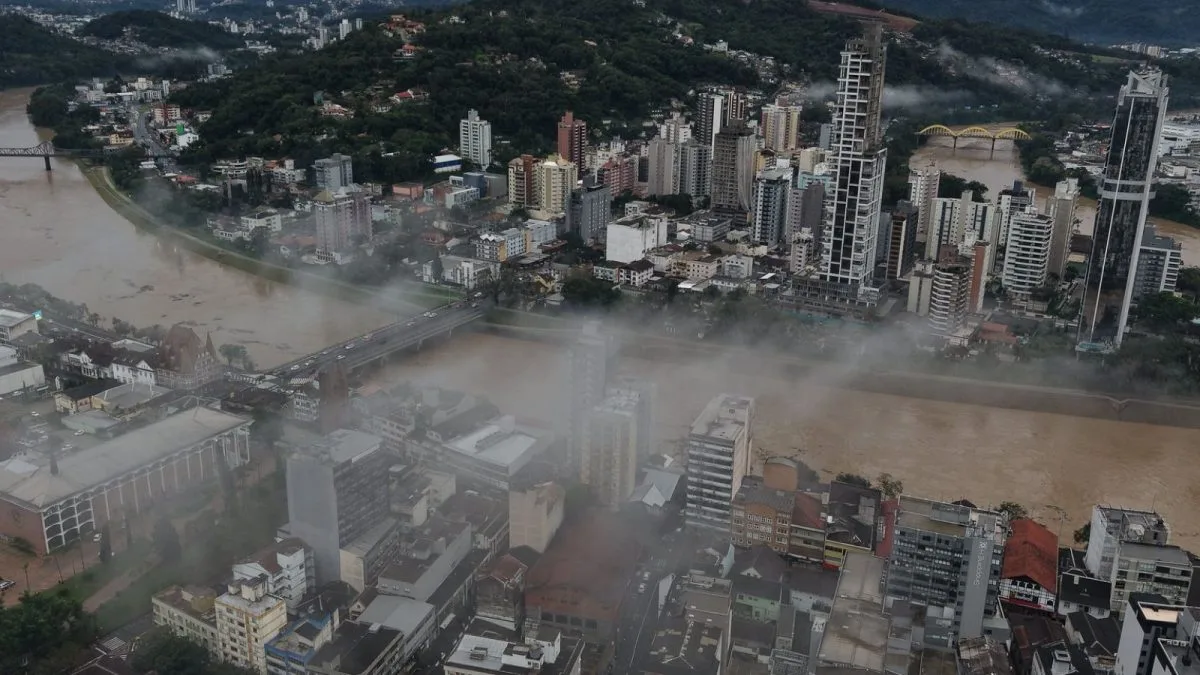 Virada no tempo traz chuva intensa com acumulado de 110 mm nas próximas 72h e acende alerta para alagamentos e deslizamentos em Blumenau