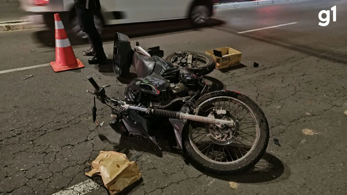 Carro entra na contramão para fugir de blitz e deixa motociclista gravemente ferido em Porto Alegre