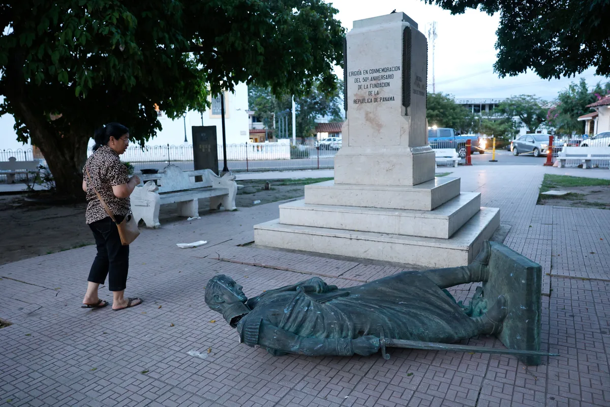 Monumento a Simón Bolivar en el suelo, e iglesias antiguas de Panamá dañadas gravemente por terremoto