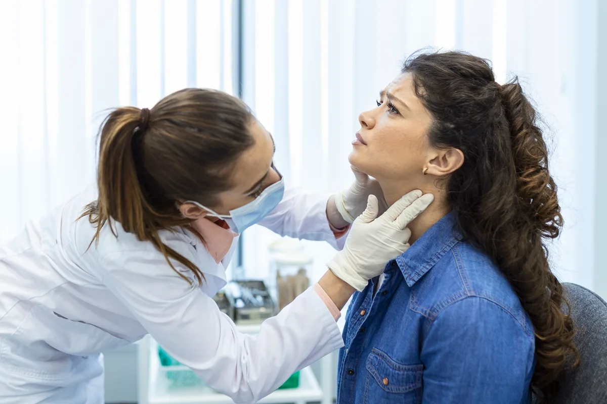 Ínguas que aumentam e não desaparecem podem ser sintomas de linfoma