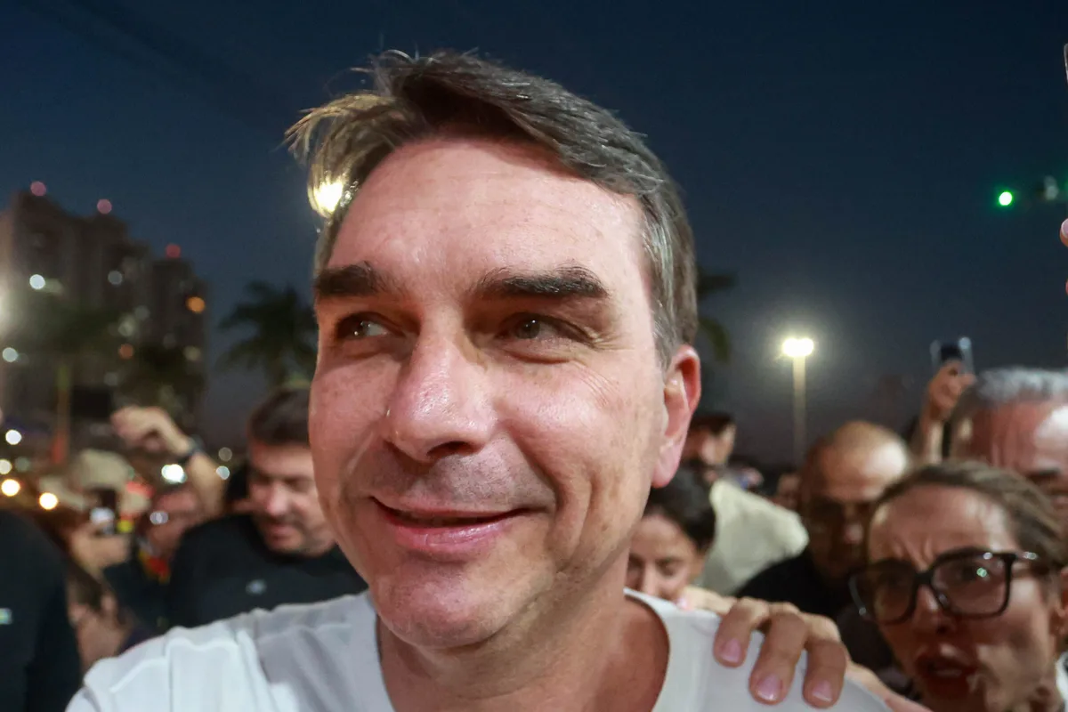 Nunes Marques pede à PF inquérito sobre mudança de filiação de Flávio