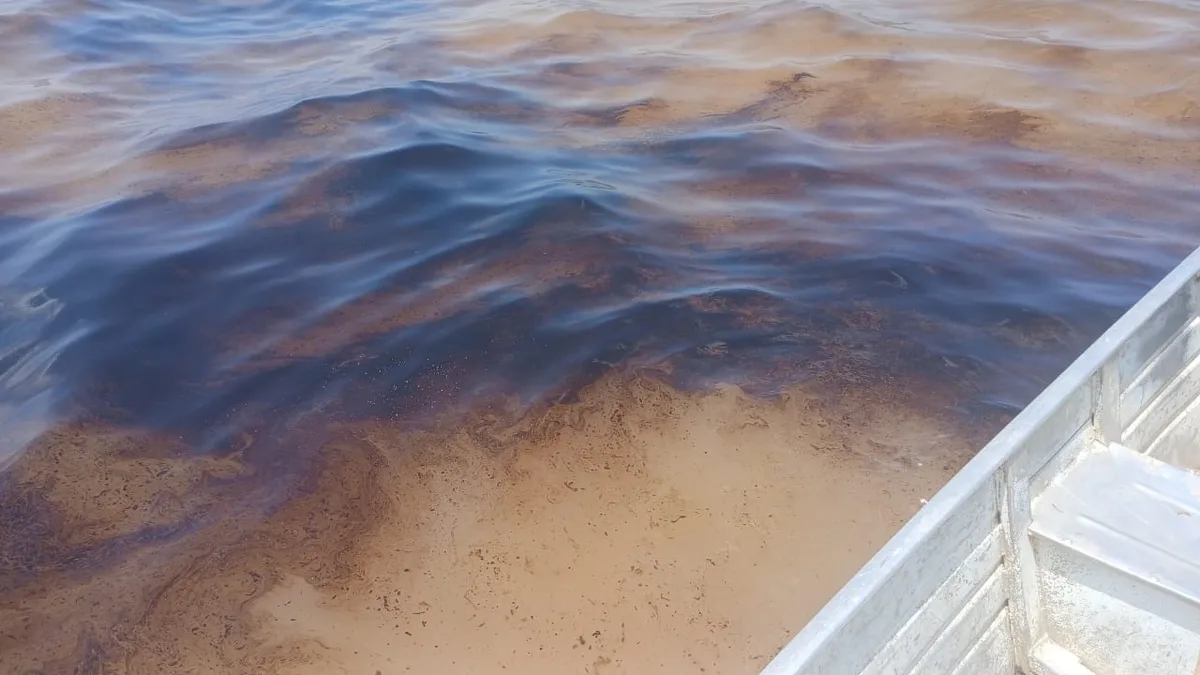 Óleo vaza de embarcação no Rio Amazonas e forma mancha em frente a Itacoatiara
