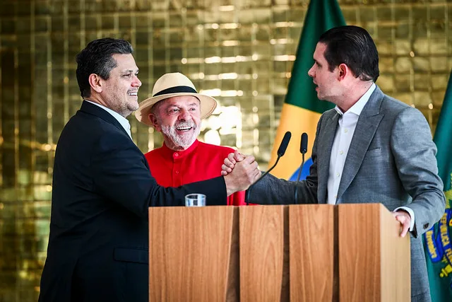 Lula, Motta e Alcolumbre acertam avanço do fim da escala 6x1 e da taxa das blusinhas