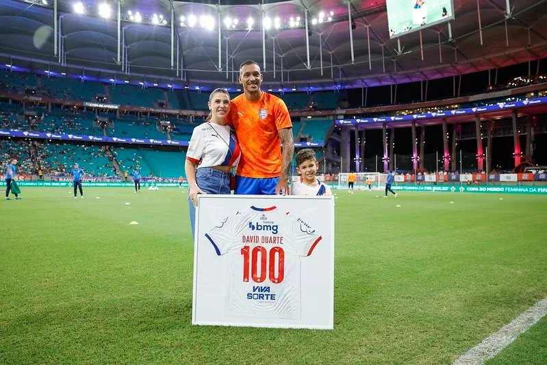 David Duarte recebe placa de 100 jogos pelo Bahia consolidado como titular