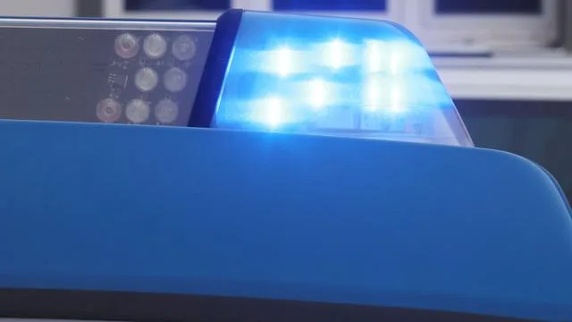 Drei Menschen verletzt: Autofahrerin stirbt bei Unfall mit Linienbus