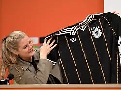 UEFA grätscht rein: DFB-Team muss schon im Abschieds-Dress auflaufen